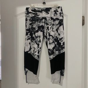 Black and White Abstract Cropped Leggings